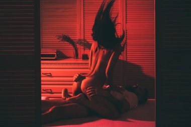 Kadın siluet seksi. Çift yatakta. Seks korumak ve cinsel yaşam. İnsan cinsel aktivite. Gerçekten adam kızla seks cinsel elbise. Seksi gerçeklik. Vahşi seks seksi bebek ile. Klasik seks pozisyonları.