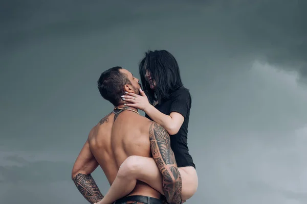 Şehvetli çift öp. Romantik ve aşk concepr. Tutkulu aşık güzel kadın uyandırmadan okşama. Baskın kadın.