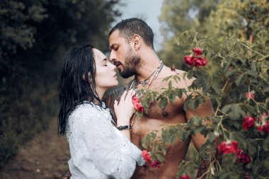 Şehvetli çift öp. İlk aşkım. Hugs birlikte ve tensel dokunma. Samimi ilişki ve cinsel ilişki. Tutkulu aşık güzel kadın uyandırmadan okşama. Kas latin aşık olan kadın.