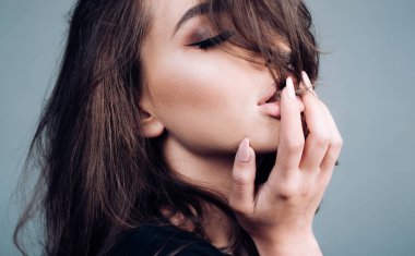 Şehvetli kadın portre. Müstehcen. Seksi moda kadın portre. Gri arka plan üzerinde kadın güzel yakın çekim portre. Portre kadar kapatın. İfade.