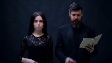 Kız ve papaz bir siyah arka plan üzerine vaftiz. Cadılar Bayramı partisi ve kutlama kavramı.