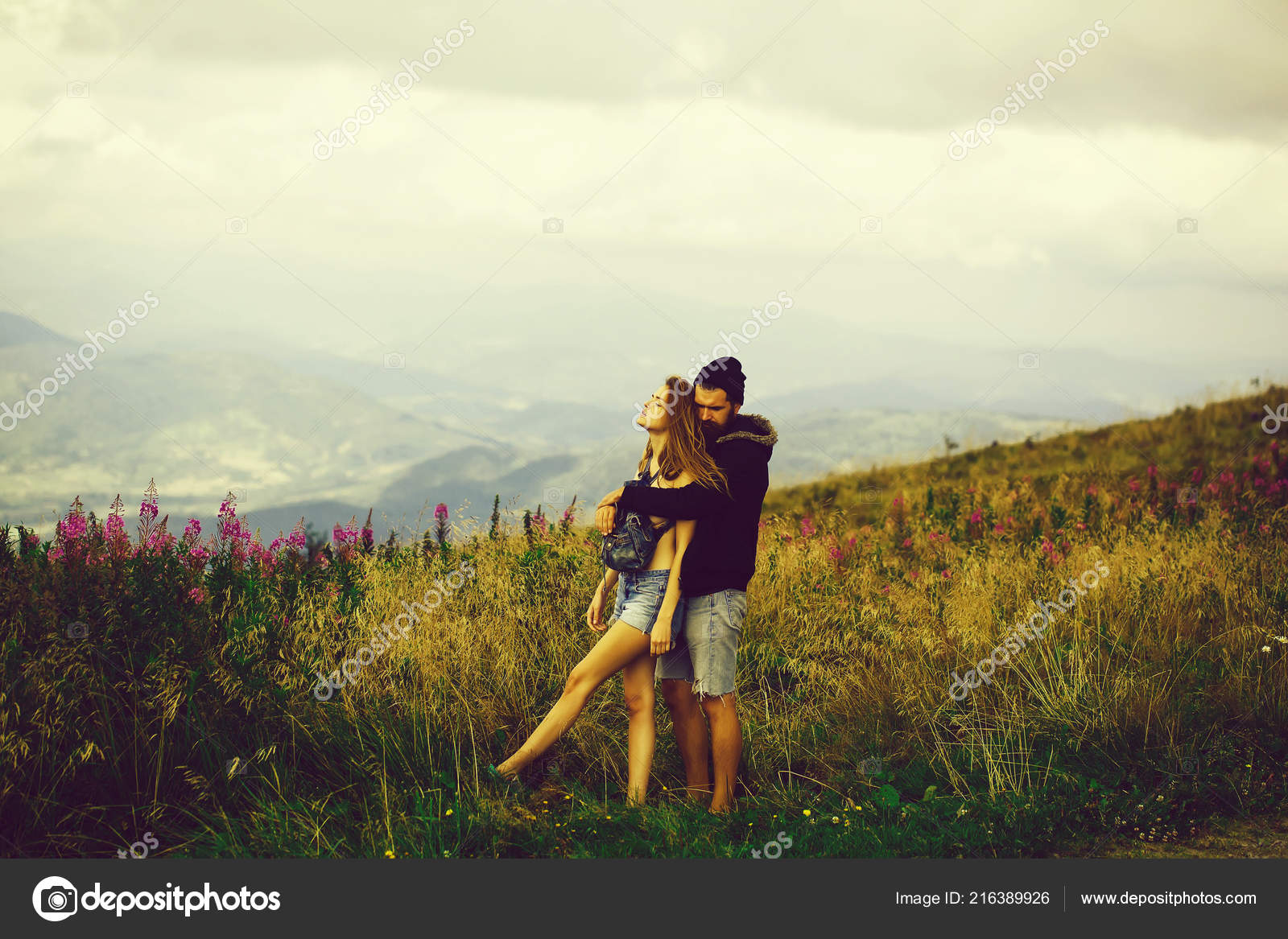 Couple romantique au sommet de la montagne image libre de droit par © 216389926