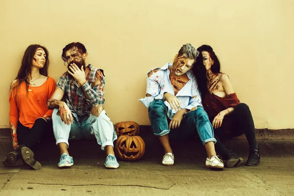 Dos parejas de Halloween de zombies — Foto de Stock