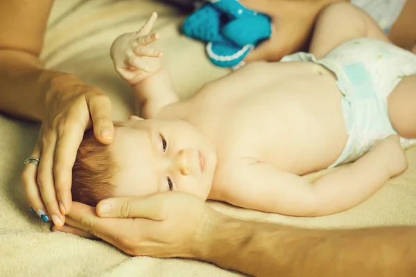Μωρό στα χέρια των γονέων — Φωτογραφία Αρχείου