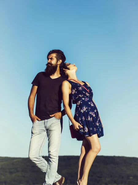 Par pose på blå himmel — Stockfoto