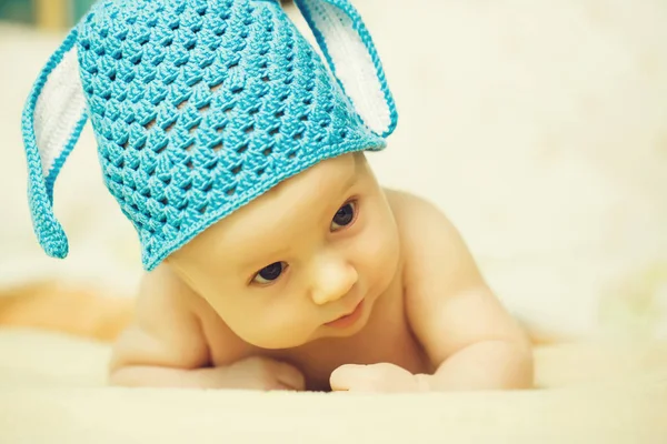 Niño bebé en sombrero de conejo — Foto de Stock