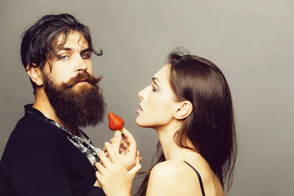 Couple sexy manger fraise rouge — Photo
