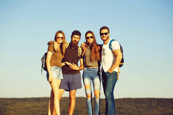 Feliz, sorridente, meninas bonitas e homens bonitos de pé céu azul — Fotografia de Stock