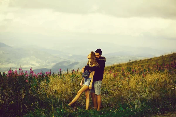 Pareja romántica en la cima de la montaña — Foto de Stock