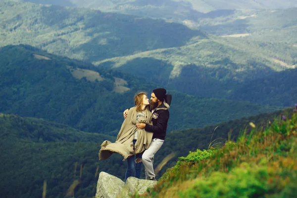 Pareja romántica en la cima de la montaña — Foto de Stock