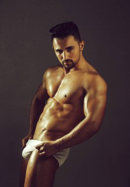 Yakışıklı adam veya kas maço