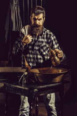 Sakallı adam ustura ile tıraş