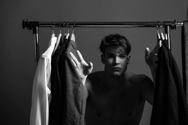 dolap askı resmi kıyafet ve traş adam takım elbise seçme