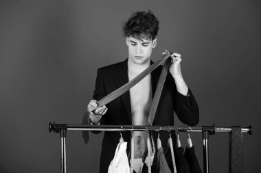 adamla ceket dolap askı yüzüne traş, kravat