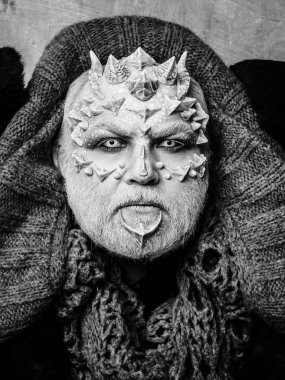 Adam dragon cilt ve sakal