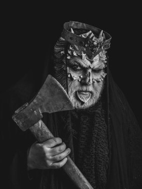 Siyah arka plan üzerine baş tacı şeytanla