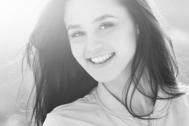 mutlu yüz ve uzun esmer saçlı kadın ile