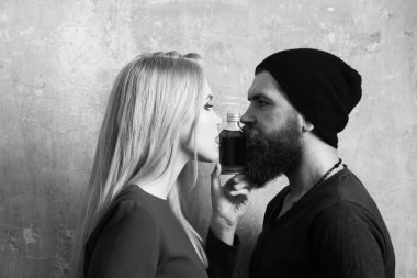 Erkek ve kadın Likör şişesi ile poz