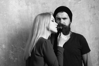 Kadın ve adam Likör şişesi ile poz