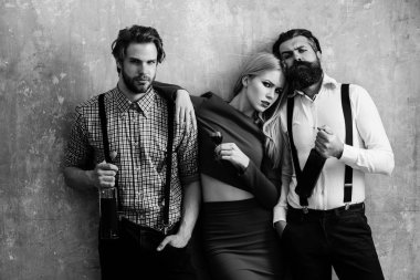 Bir grup insan ile alkollü içecekler rahatlatıcı