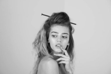 alt tırnak saç bina ile güzel kadın