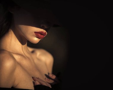 Zarif kadın kırmızı dudaklı. zarif siyah arka plan, kopya alanı çıplak omuzlarına kadınla