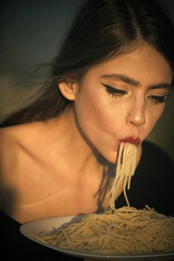 İtalyan makarna veya spagetti yemek, yemek. Çeşnicibaşı veya restoran eleştirmeni olarak makarna yemek kadın. Şef kadın kırmızı dudaklar ile makarna yemek. Diyet ve sağlıklı organik gıda, İtalya. Açlık, iştah, tarifi.