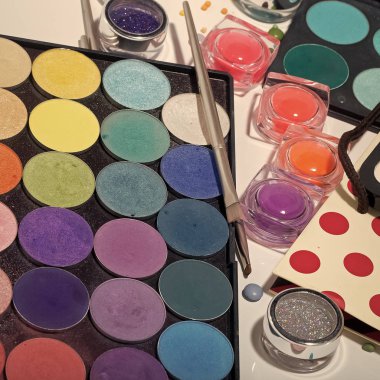 Renkli makyaj seti