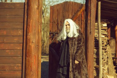 sakallı adam ahşap arka plan üzerinde