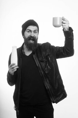 Hipster yoğurt ve kupa ile şapkalı.