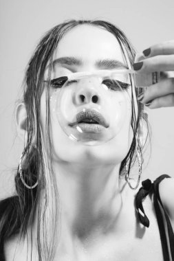 pembe studio arka plan üzerinde kabarcık üfleyici ile kız