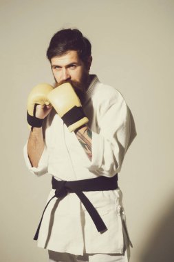 ciddi karate erkek kimono ve boks eldivenleri sakallı