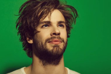 sakallı adam gülümsüyor