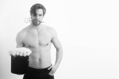 Gül desenli diş yakışıklı adam