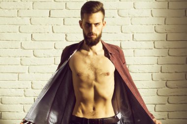 ince tuğla duvar arka plan üzerinde mor tişörtlü adam sakallı