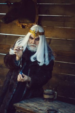 Taş ve kolye hipnoz için eski Sihirbazı