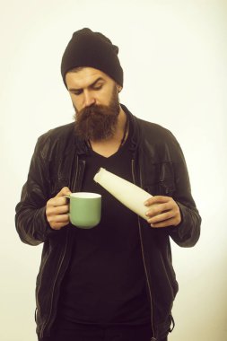 Hipster yoğurt ve kupa ile şapkalı.