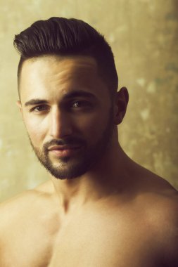 Yakışıklı, şık saç ve tıraşsız yüzü ile spor modeli