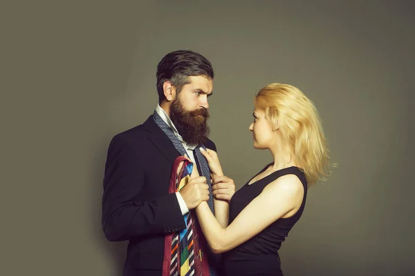 ネクタイと若いカップル — ストック写真
