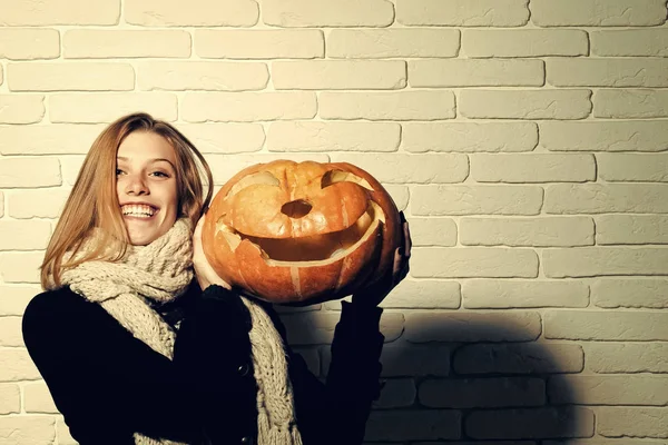 Halloween kobieta z radosna buźka. — Zdjęcie stockowe