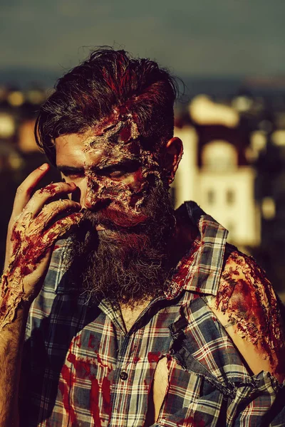 Uomo zombie barbuto — Foto Stock