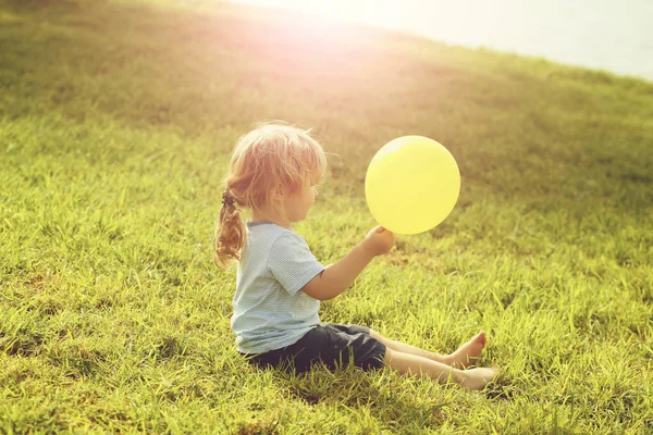 Söt pojke med gula leksak ballong — Stockfoto
