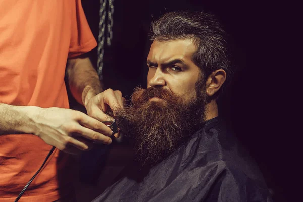 Schöner bärtiger Mann im Friseurladen — Stockfoto