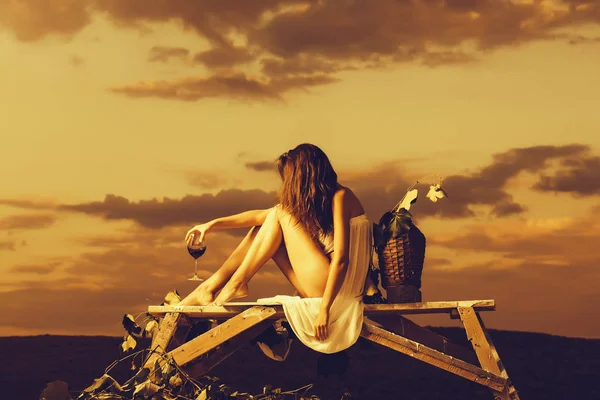 Mujer bonita con vino sobre el cielo —  Fotos de Stock