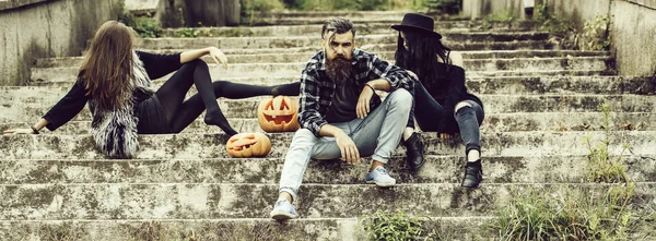 Člověk Halloween a dívky s dýně — Stock fotografie