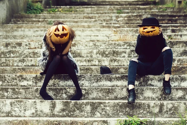 Halloween Hexenmädchen mit Kürbis — Stockfoto