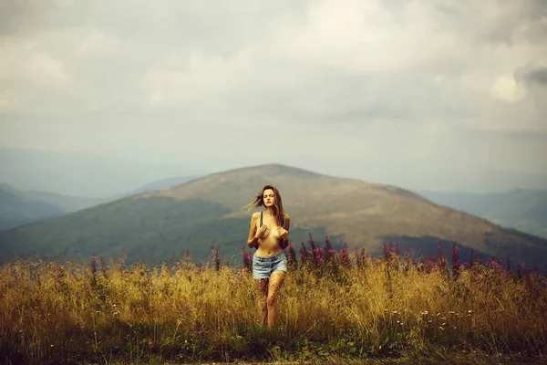 Linda chica desnuda en el campo — Foto de Stock
