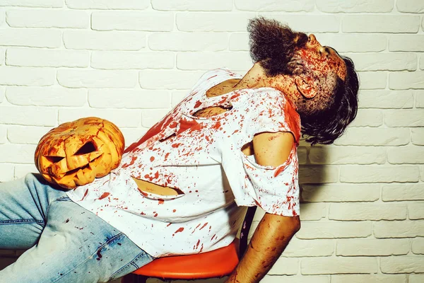 Zombie muž s Halloween dýně — Stock fotografie