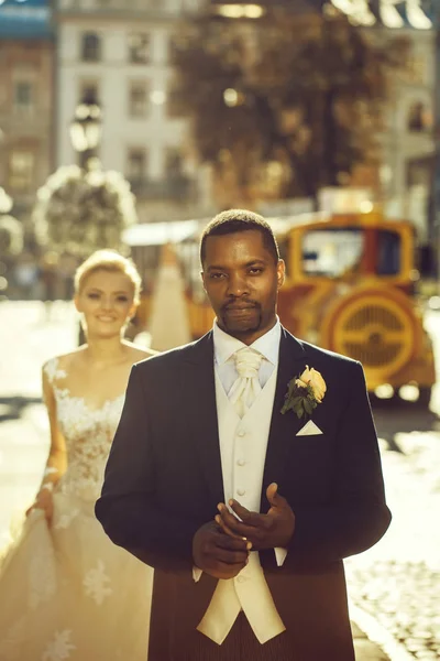 Feliz noivo afro-americano e noiva bonito andando na rua — Fotografia de Stock