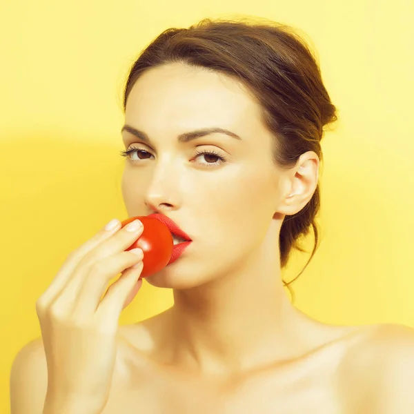 Όμορφο κορίτσι με την κόκκινη ντομάτα — Φωτογραφία Αρχείου